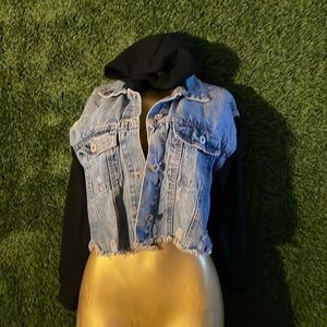 CROPPED DENIM JACKET WITH REMOVABLE HOOD